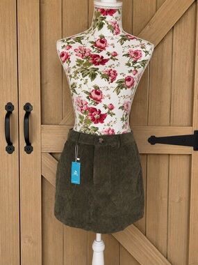 NWT Cupshe Live Life On The Beach Olive Corduroy Mini Skirt Size Medium M381